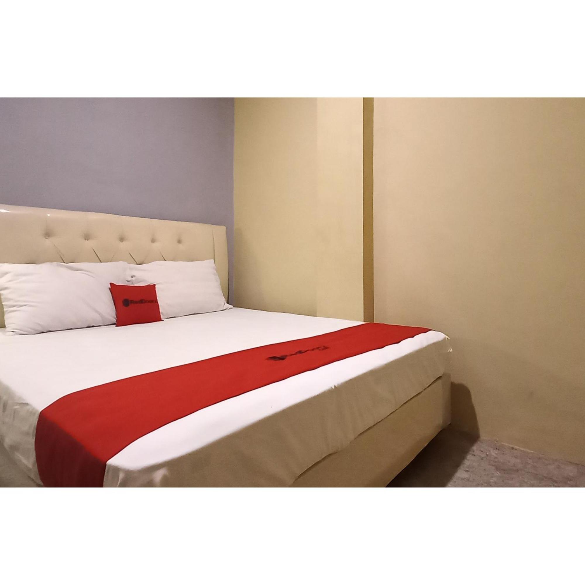 Reddoorz At Deluxe Hotel Near Terminal Purabaya Bungurasih Sidoarjo Luaran gambar