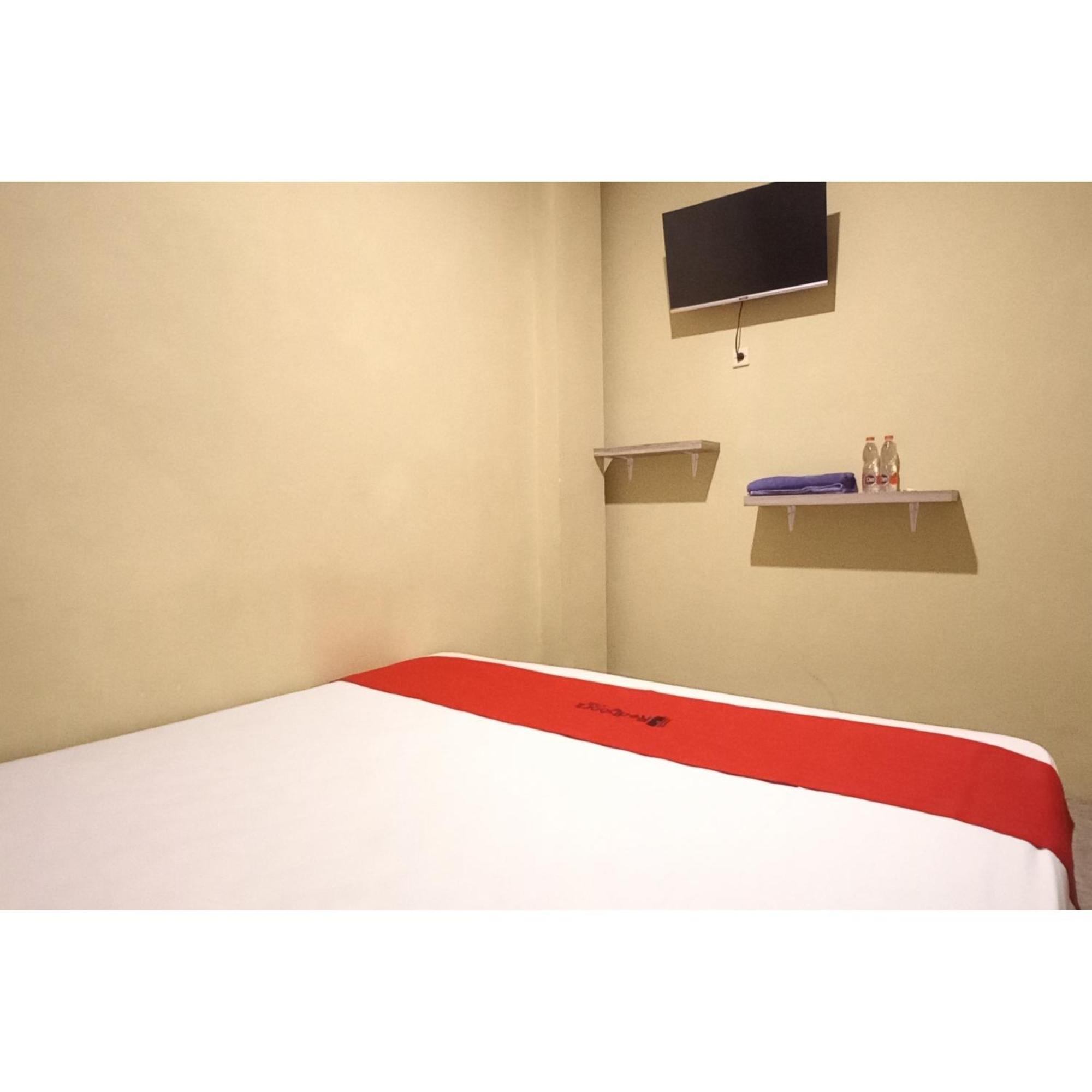 Reddoorz At Deluxe Hotel Near Terminal Purabaya Bungurasih Sidoarjo Luaran gambar