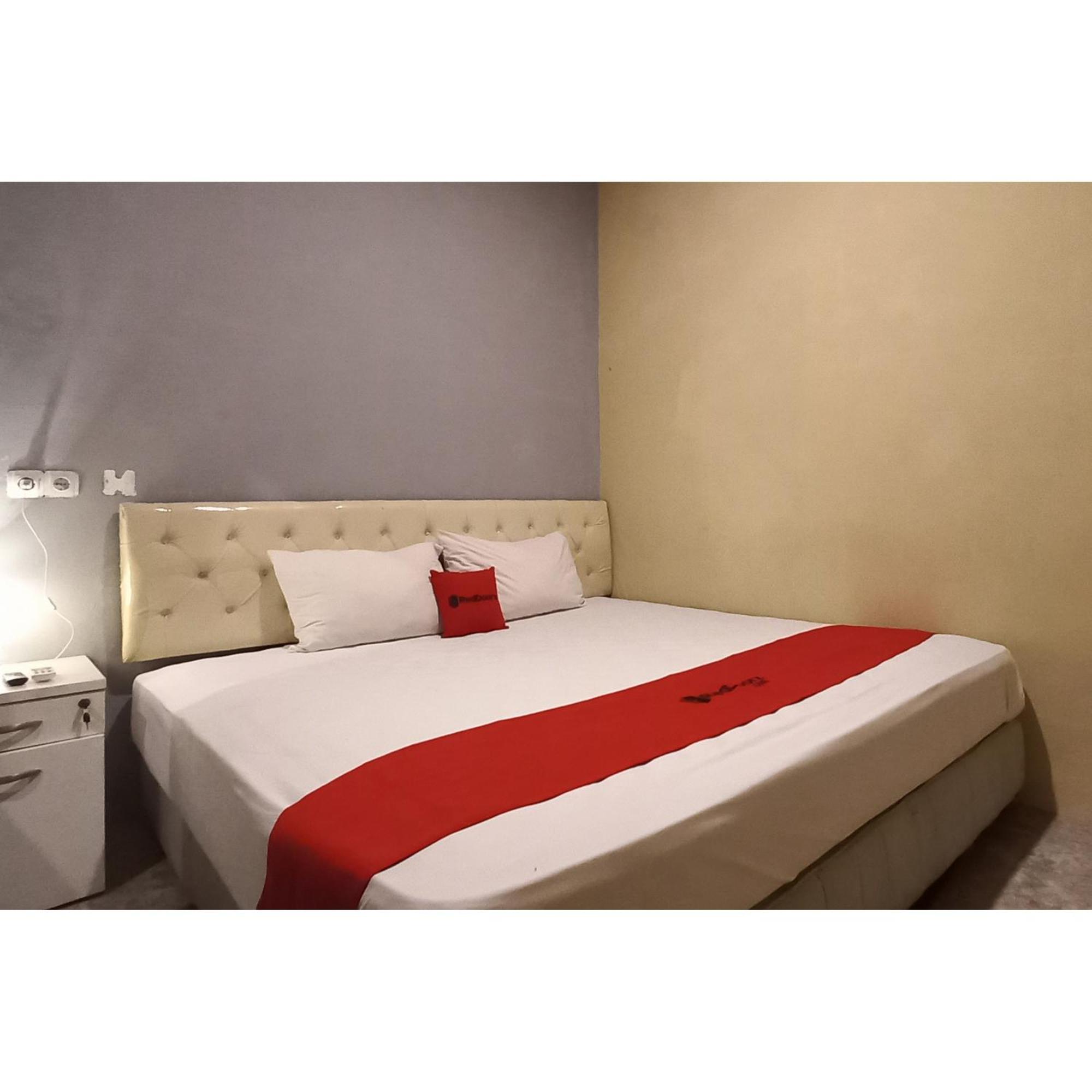 Reddoorz At Deluxe Hotel Near Terminal Purabaya Bungurasih Sidoarjo Luaran gambar