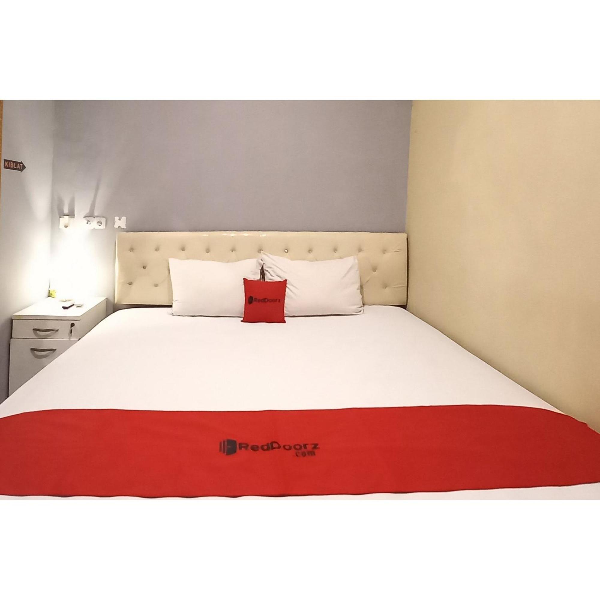 Reddoorz At Deluxe Hotel Near Terminal Purabaya Bungurasih Sidoarjo Luaran gambar