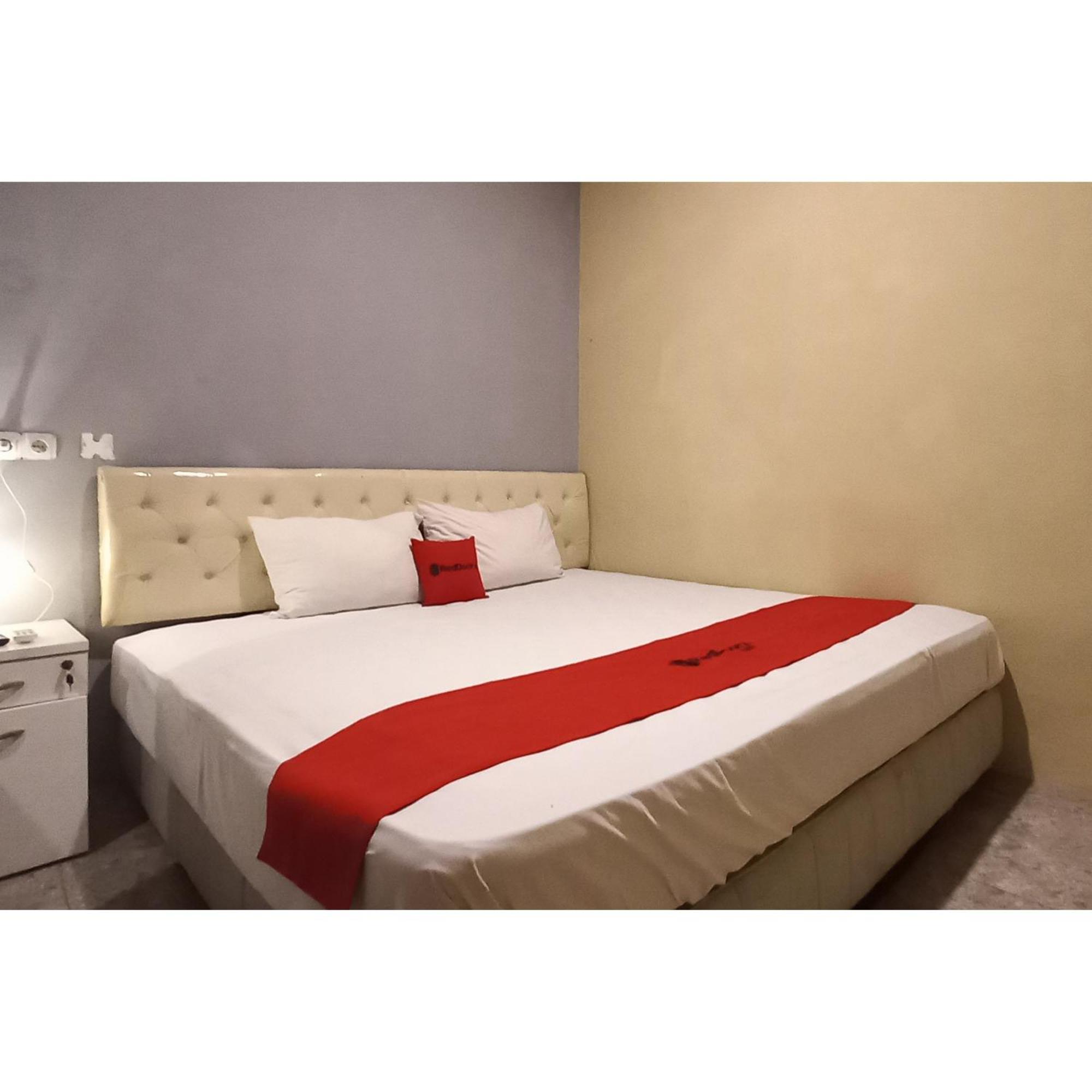 Reddoorz At Deluxe Hotel Near Terminal Purabaya Bungurasih Sidoarjo Luaran gambar