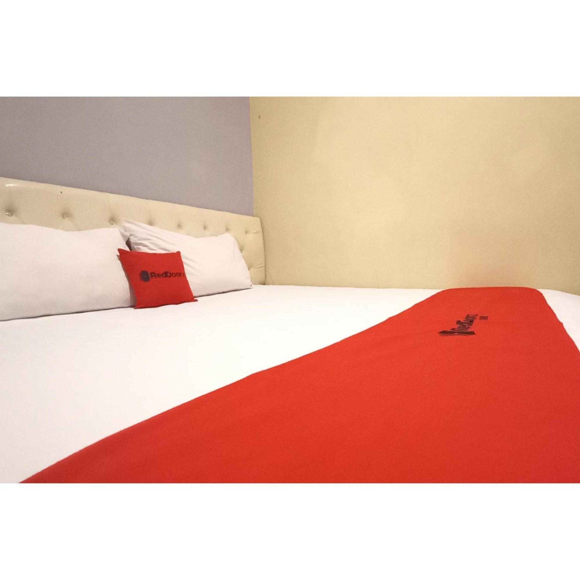 Reddoorz At Deluxe Hotel Near Terminal Purabaya Bungurasih Sidoarjo Luaran gambar