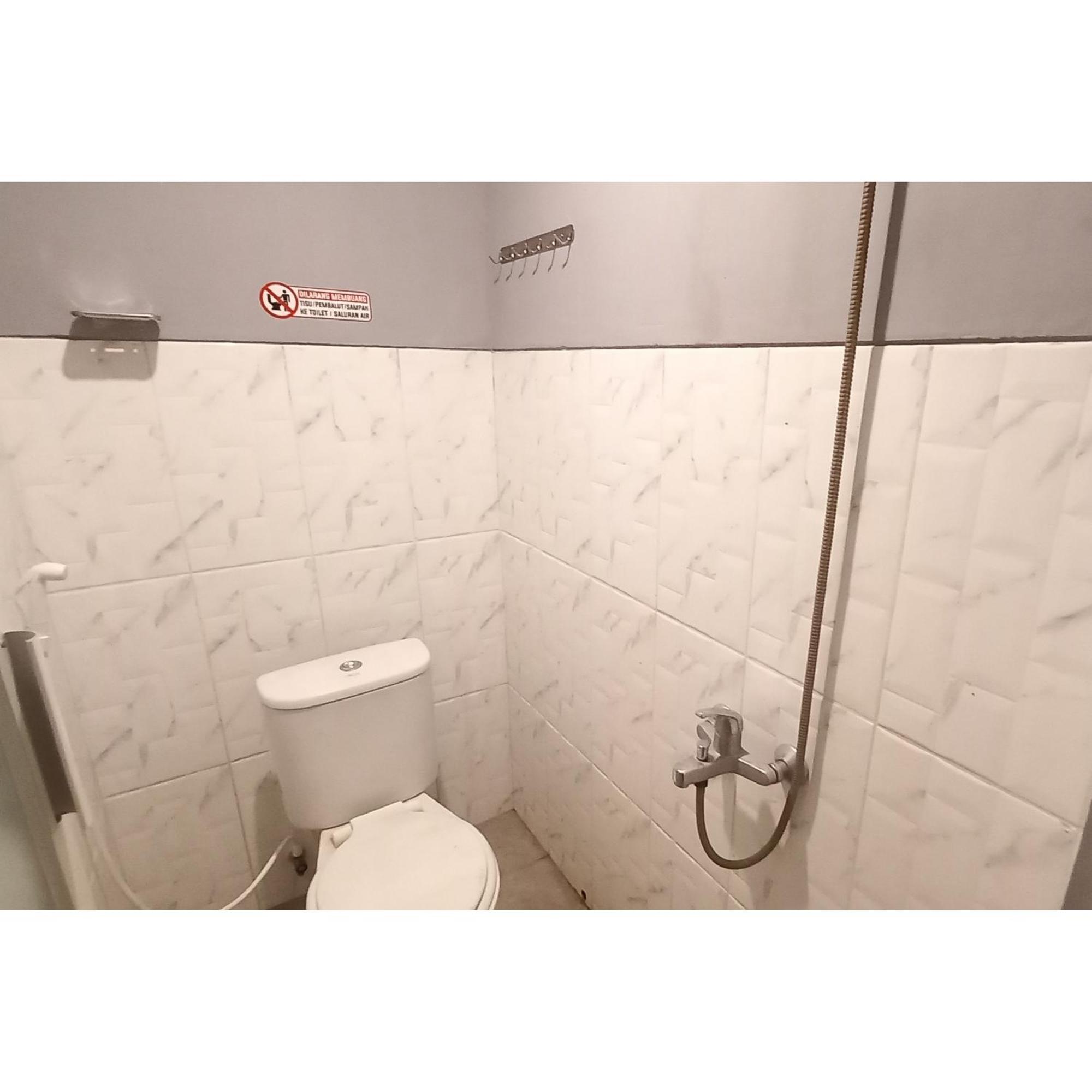 Reddoorz At Deluxe Hotel Near Terminal Purabaya Bungurasih Sidoarjo Luaran gambar